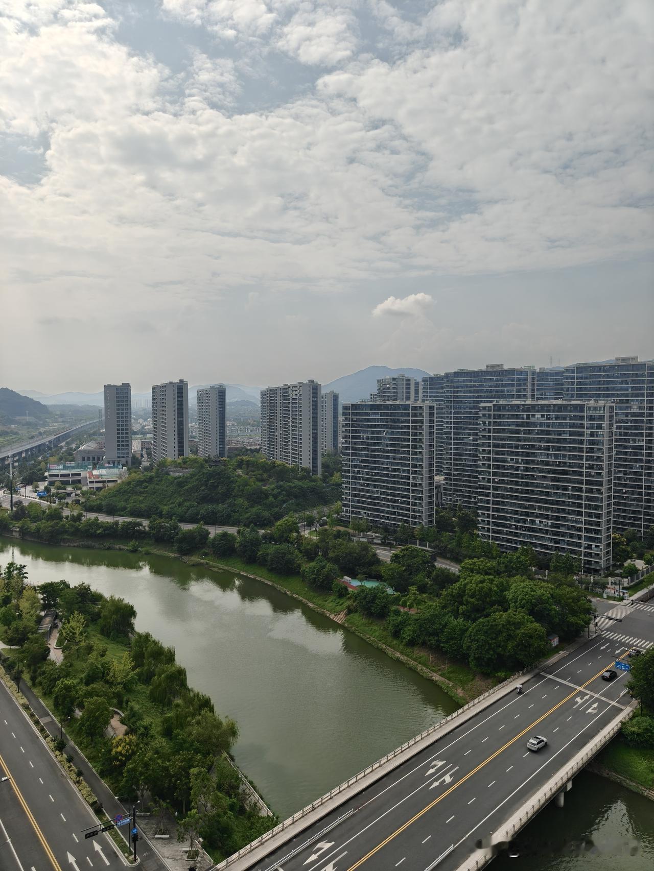 今天是被休假的第一天，客户要去海南三亚玩几天，直接给我放几天假。
好吧，那我就正