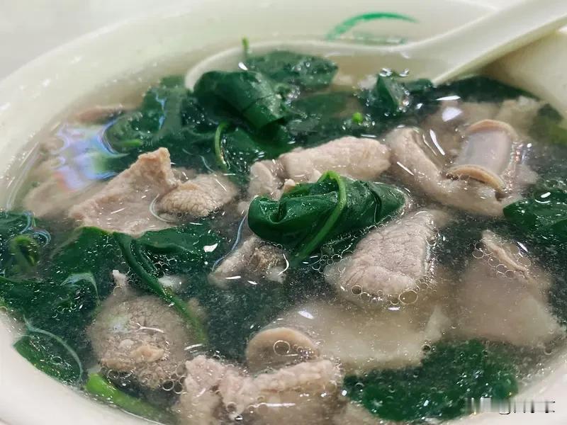 早上起来，先去巷口那家老店，嗦一碗腌面，配三及第汤。
猪油的香气一飘，整个人都醒