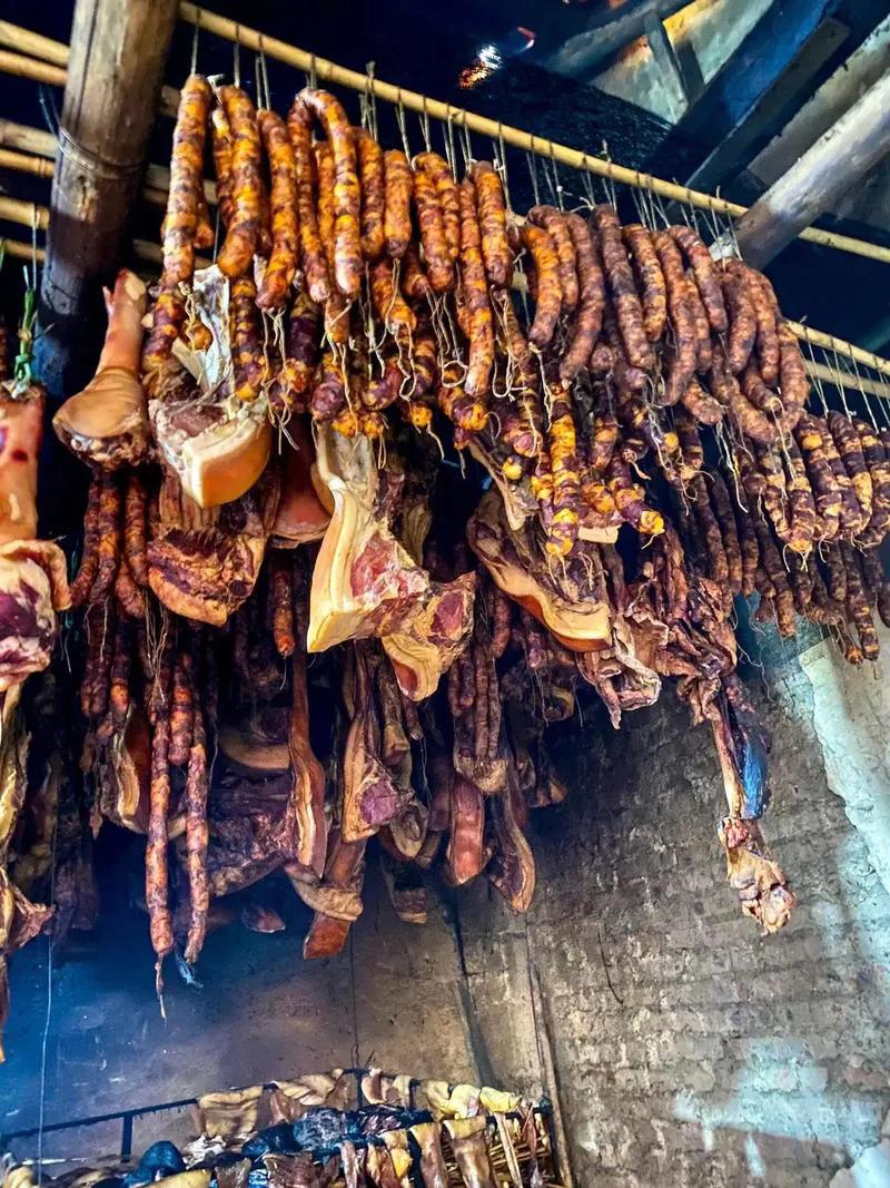 这小偷有点狠啊
1月6日，重庆市开州区一馋嘴男子偷了一百多斤腊肉还拒不承认，最后