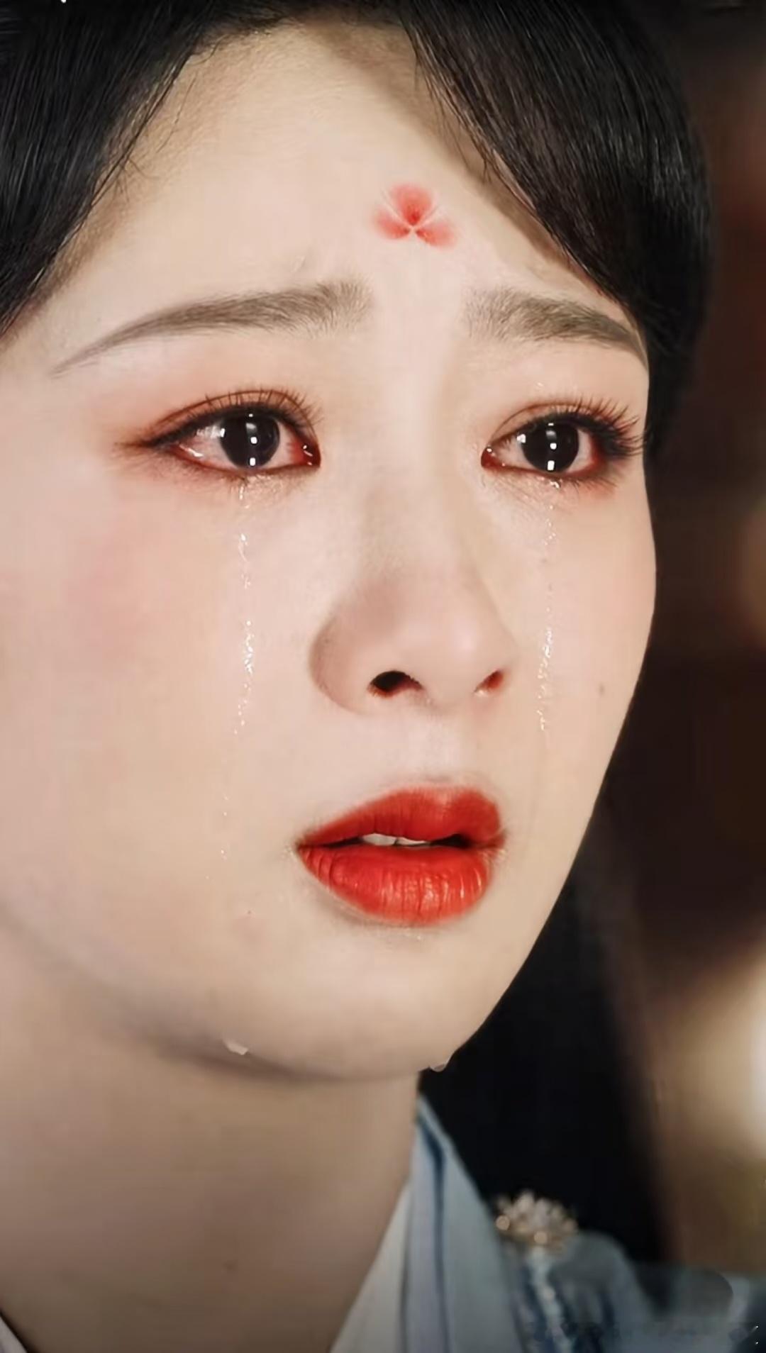 舍不得看她哭，眼睛红红的好让人心疼🥺杨紫以后都流幸福的眼泪好吗？杨紫不用嘶吼落