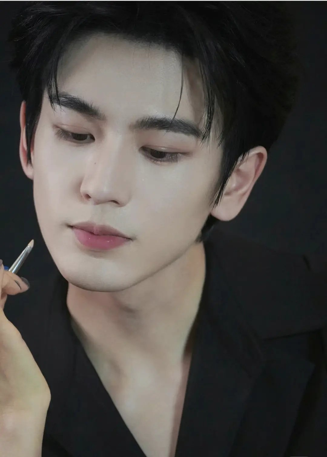 张凌赫工作室也挺能p啊，简直和剧里两模两样 ​​​