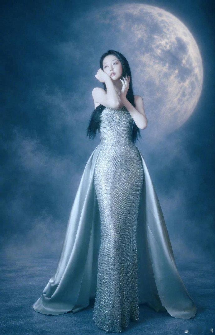 蒋梦婕月亮手势送祝福蒋梦婕满钻爆闪鱼尾裙 ​​​被蒋梦婕红毯造型美到失语💫爆闪