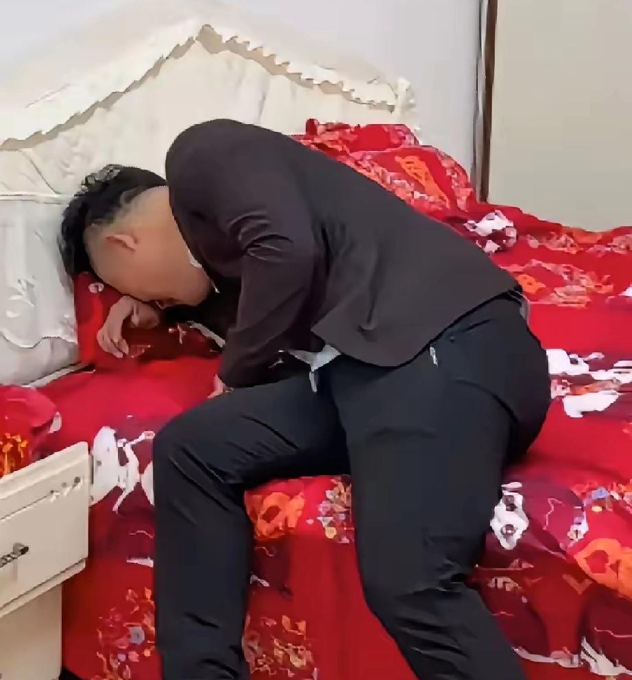 天呐！结婚当天新娘竟跟前任跑了，这剧情太抓马！

新郎满心欢喜筹备婚礼，结果结婚