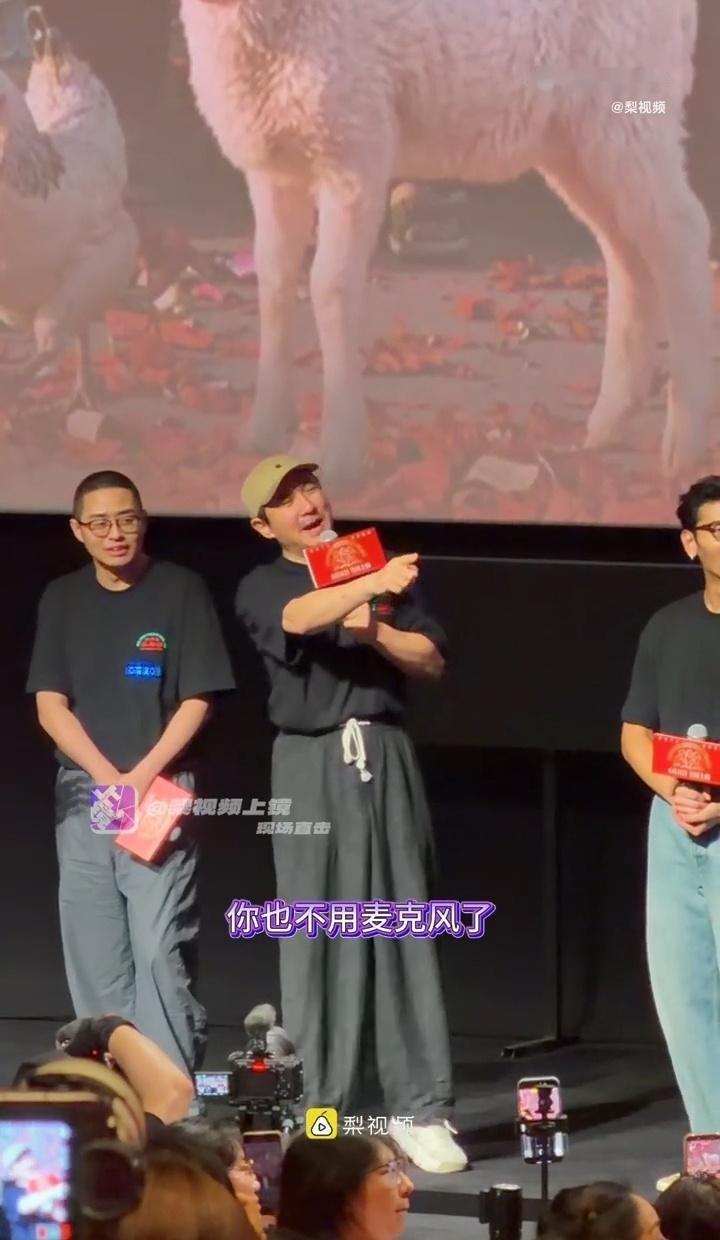 腾哥被粉丝大嗓门整不会了哈哈哈哈哈！“让哥们儿说吧”那个委屈巴巴的小表情，我笑到