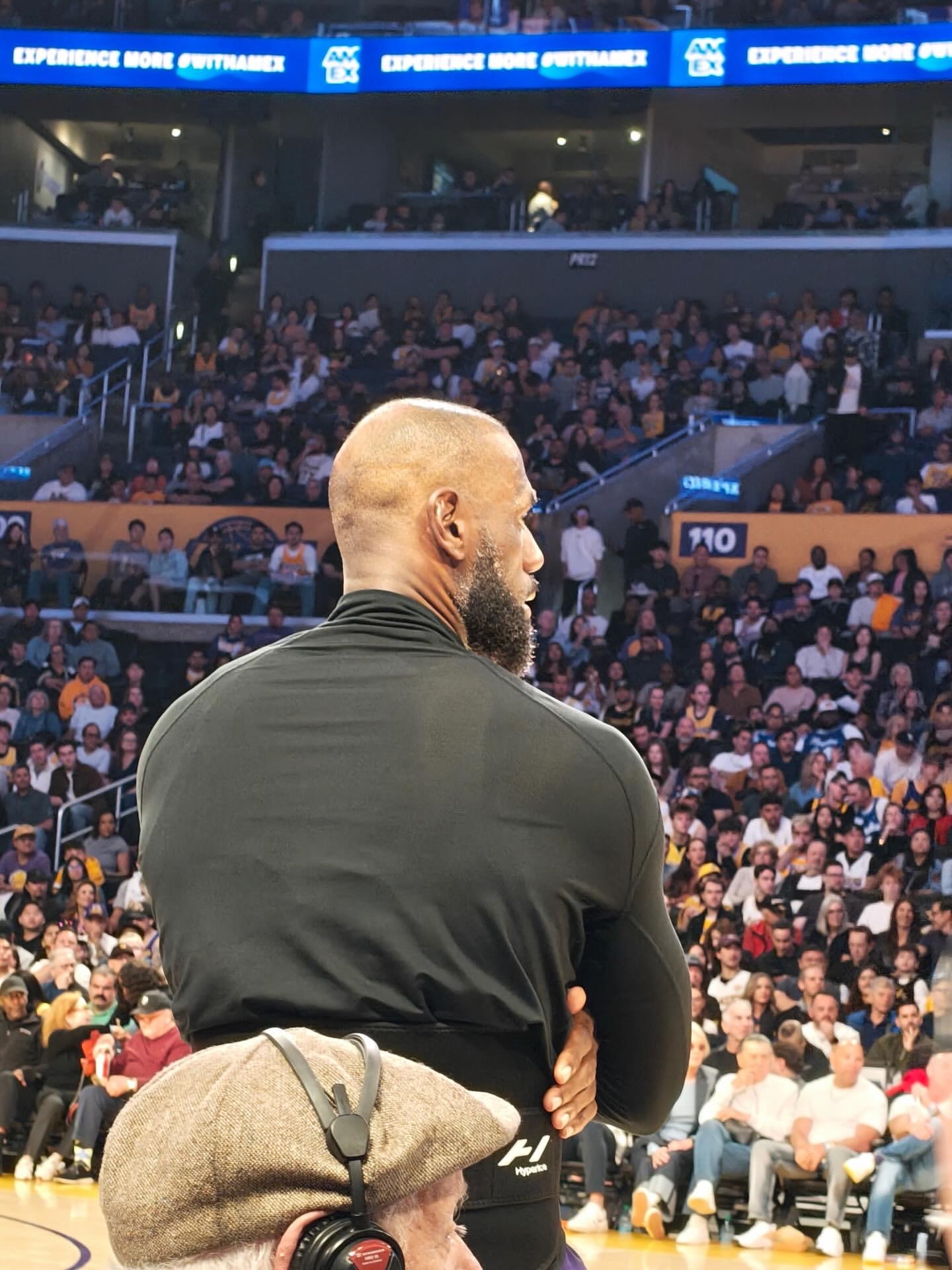 宋雨琦今天去看詹姆斯打比赛了，正好拍到詹姆斯对着这个方向比心！宋雨琦被詹姆斯比心