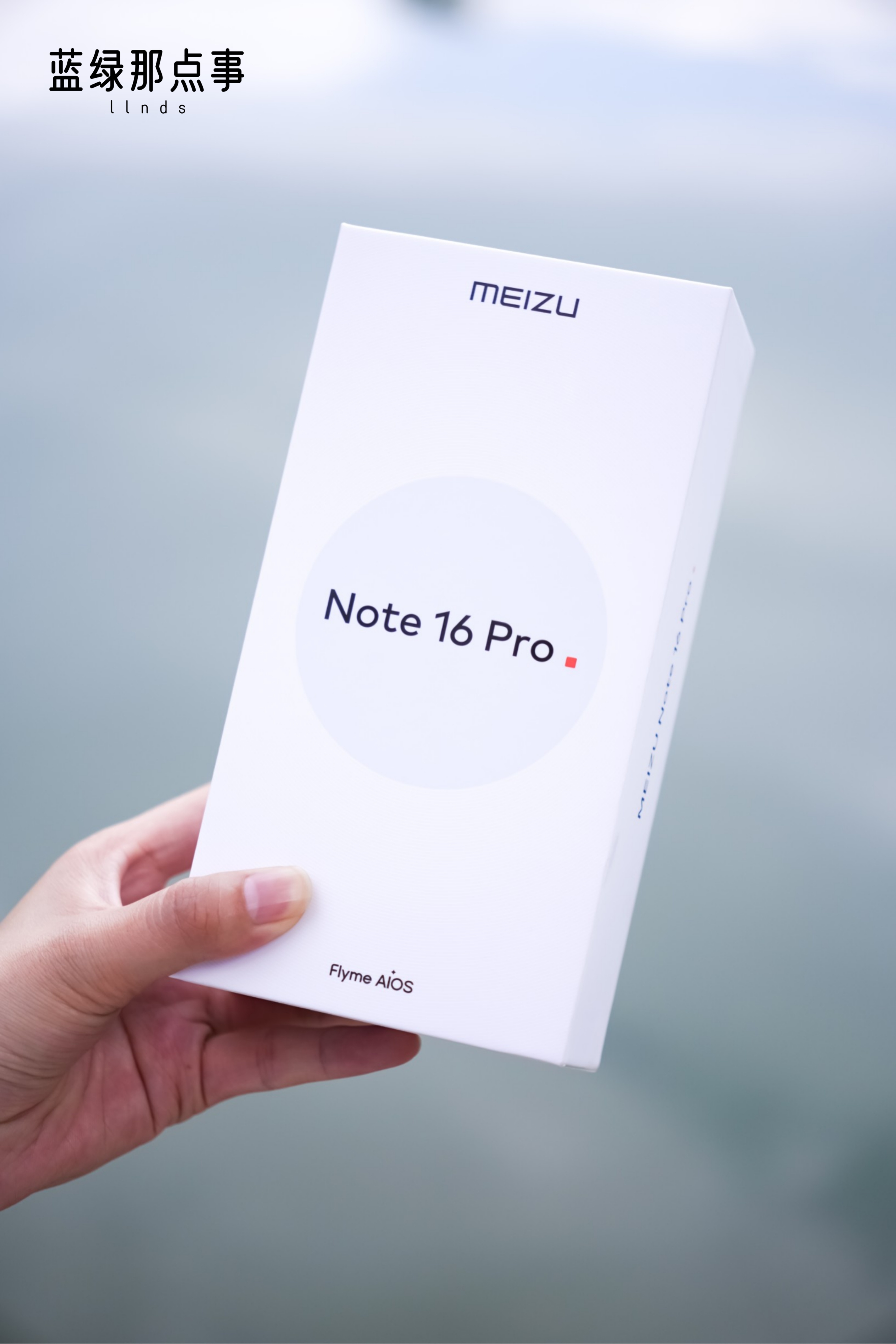 拿到魅族Note 16 Pro的第一周，我就一不留神在家门口把它摔了，看着它从台