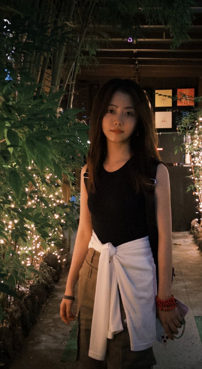 谭松韵背着小背包，轻松自然的美～ ​​​
