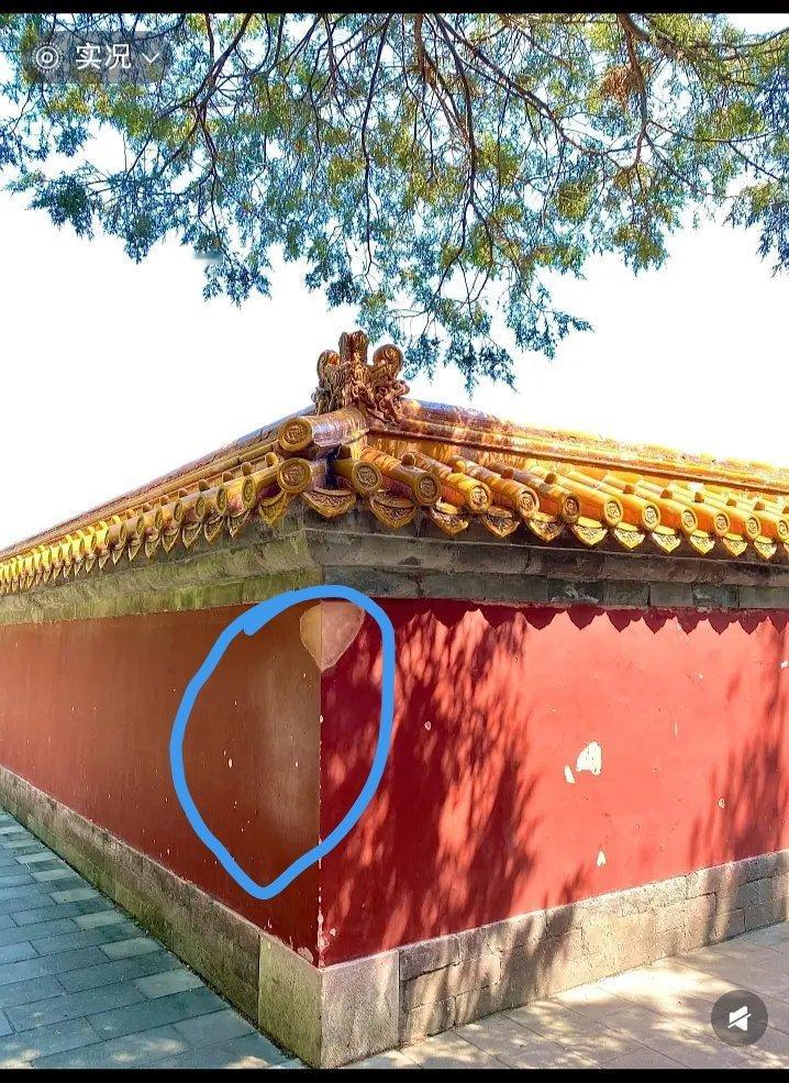 喷漆把墙都磨白了