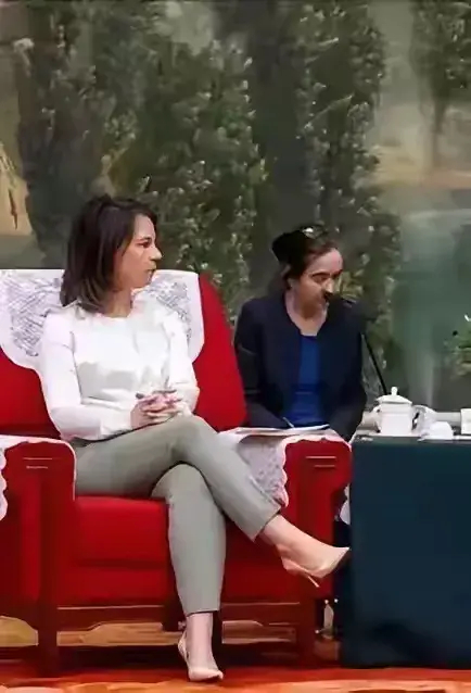 这些西方女政客除了坐姿有特色外，还有一个个共同点就是不靠谱 