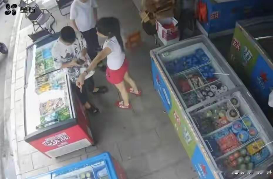 湖南沅江，一炒货店老板，看见邻居喝得脸红脖子粗后，还开着车扬长而去，出于安全考虑