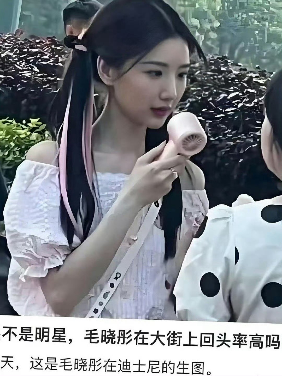 毛晓彤在迪士尼，如果不是明星，回头率会这么高吗 