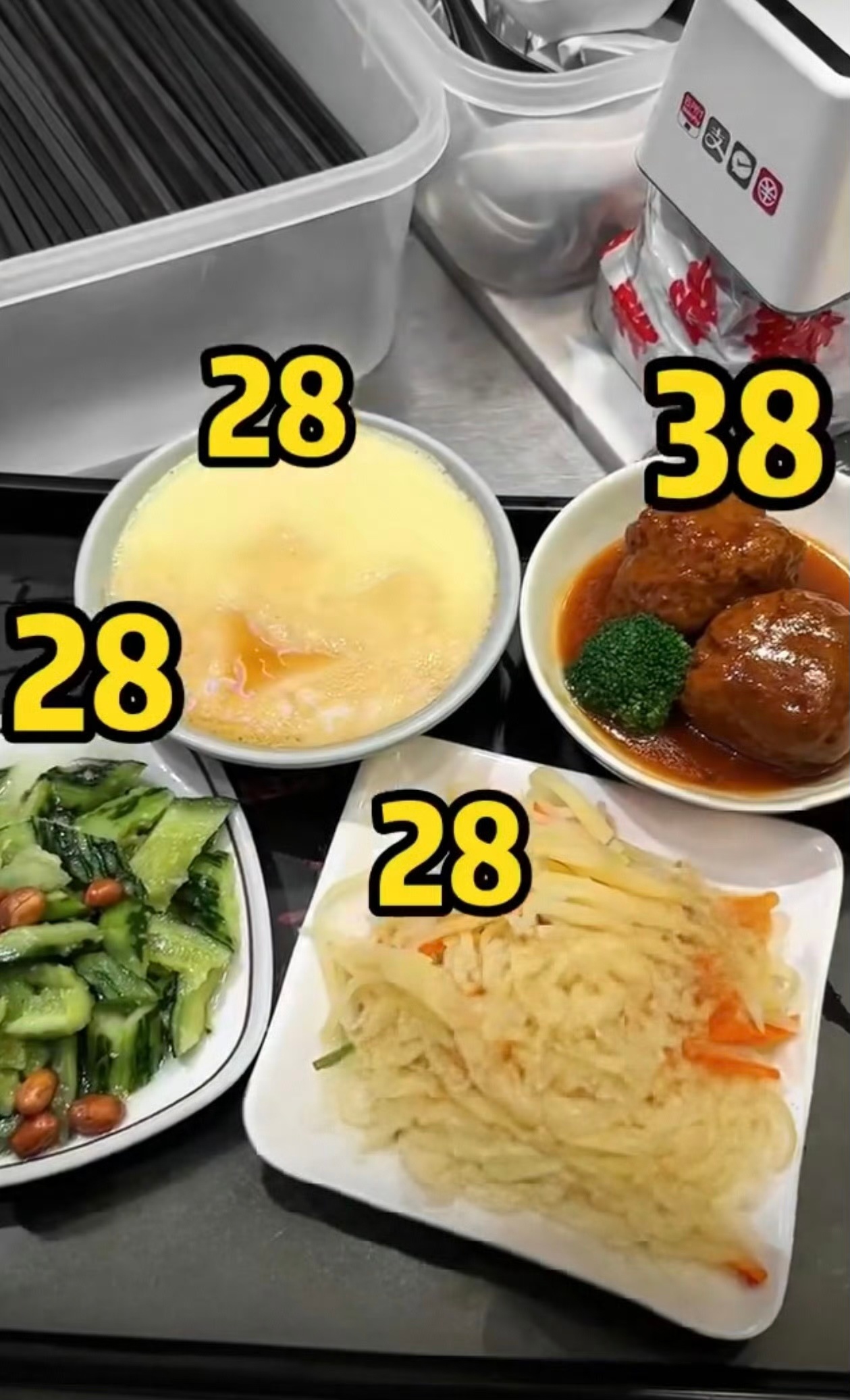 【 127元的快餐有什么菜 】近日在上海，网友发现一家快餐店一荤三素的套餐价格为