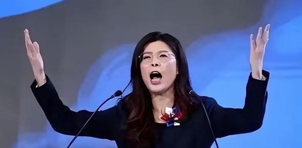 郑丽文在台北开腔，首次公开否认“一国两制”，不再兜圈子。这番话丢在岛内政坛，立马