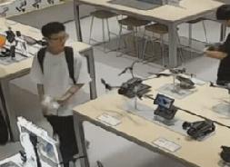 格局太大了!” 浙江，一名高中生进店看无人机，不料转身时将一架13888元的大疆