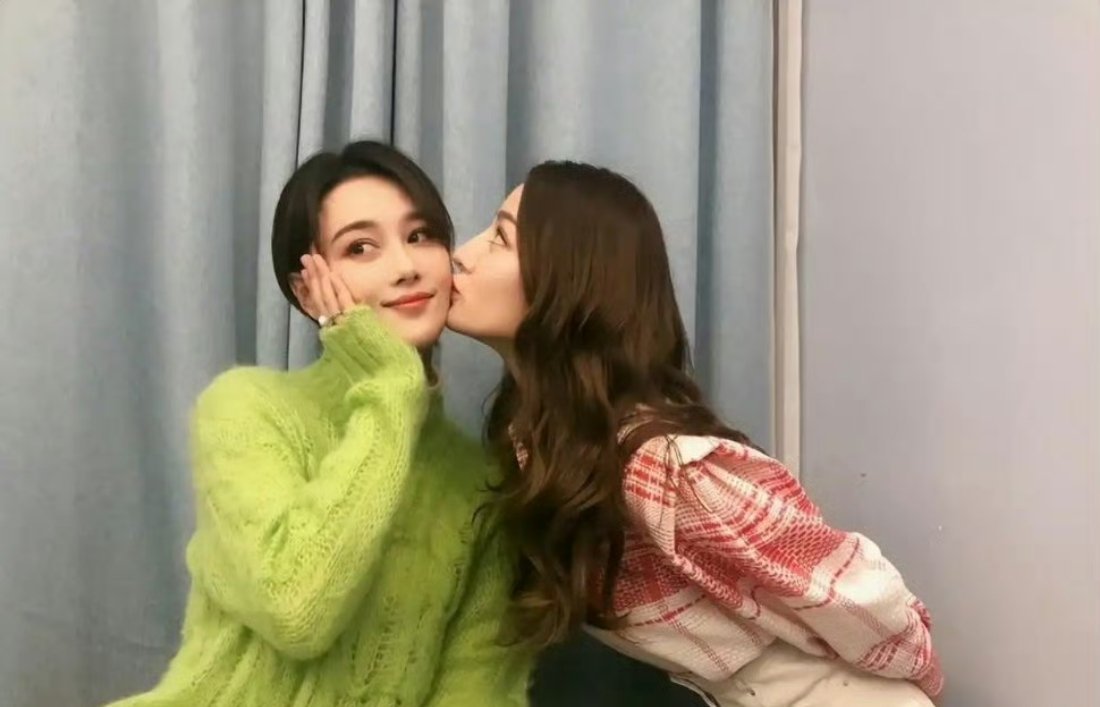 迪丽热巴差点亲到张馨予了，我没吃醋，她俩玩的开心就好[哈哈] ​​​