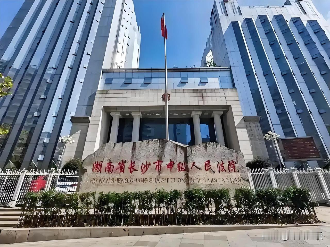 我认为做事重要，兼顾关系处理。职场中“做事”（能力）是立足之本，决定职业下限；“
