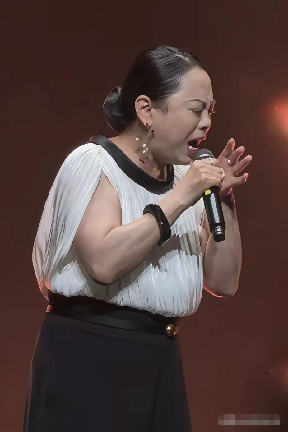 一段时间没看到的黄绮珊怎么成了这副样子。整个人就像发面的馒头，胖的不一般。腰圆膀