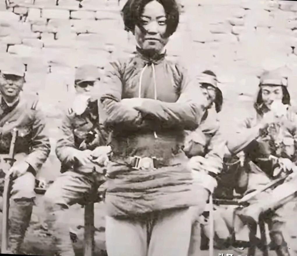 1938年，一个24岁姑娘面对日军镜头微微一笑，随后从容赴死。

她叫成本华，在