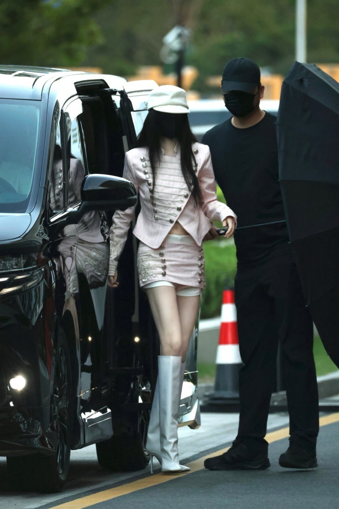 虞书欣潇洒小姐虞书欣女团风虞书欣女团风，虞书欣潇洒小姐，咱就说藕粉色套装搭配长靴
