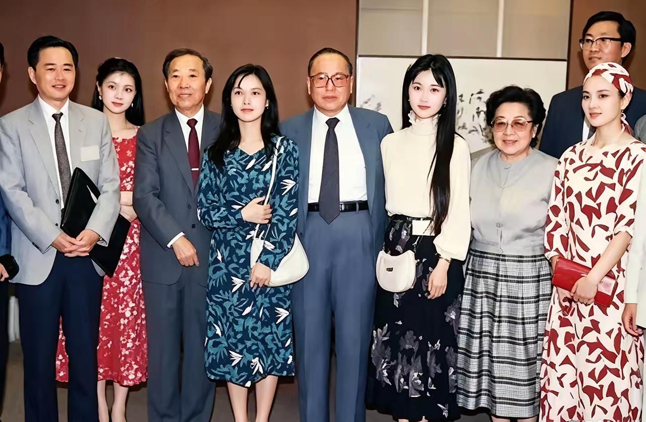 王铎：电视剧《红楼梦》里的女演员，当时许多人都喜欢。