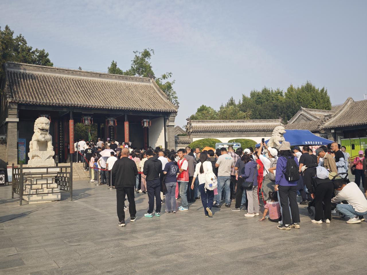 这么近，这么美，周末到河北。今年国庆，河北保定直隶总督署火爆，门前拍起长队，旁边