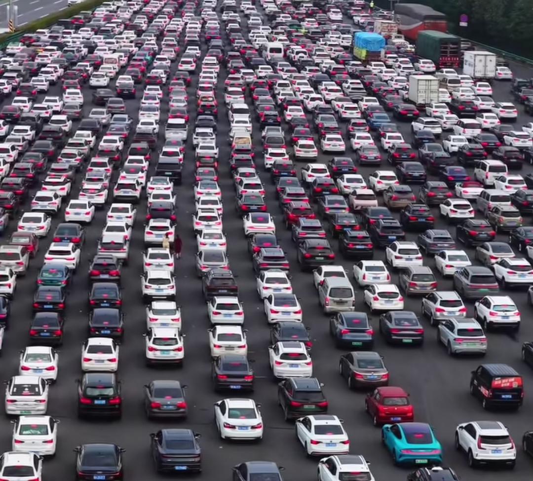 春节将至，返乡大军开始蠢蠢欲动，各大高速公路、高铁和航空很快又迎来了春运高峰。