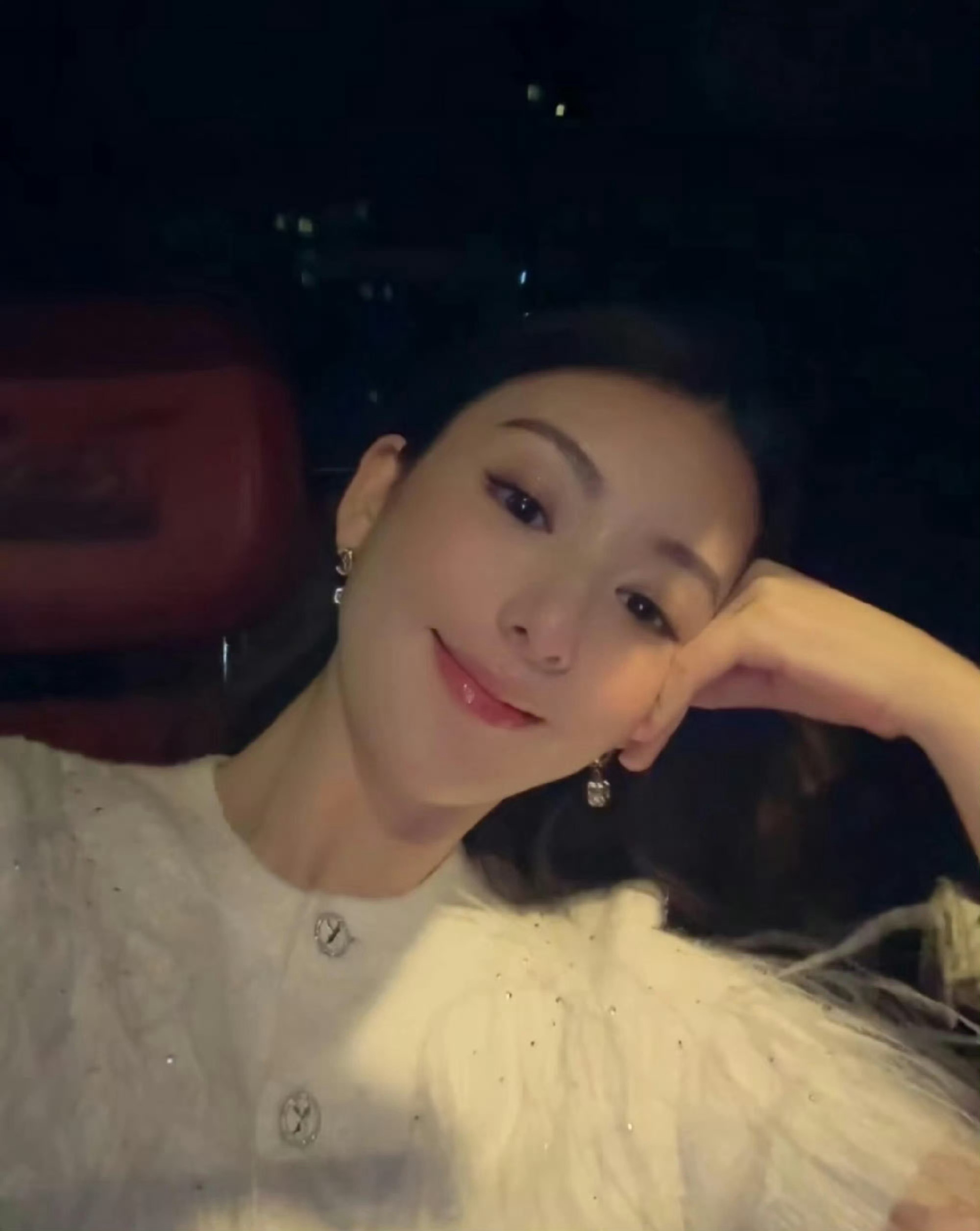 52岁结婚❗郭富城很庆幸娶了方媛吧...郭富城方媛结婚8年啦！还记得他刚官宣恋情