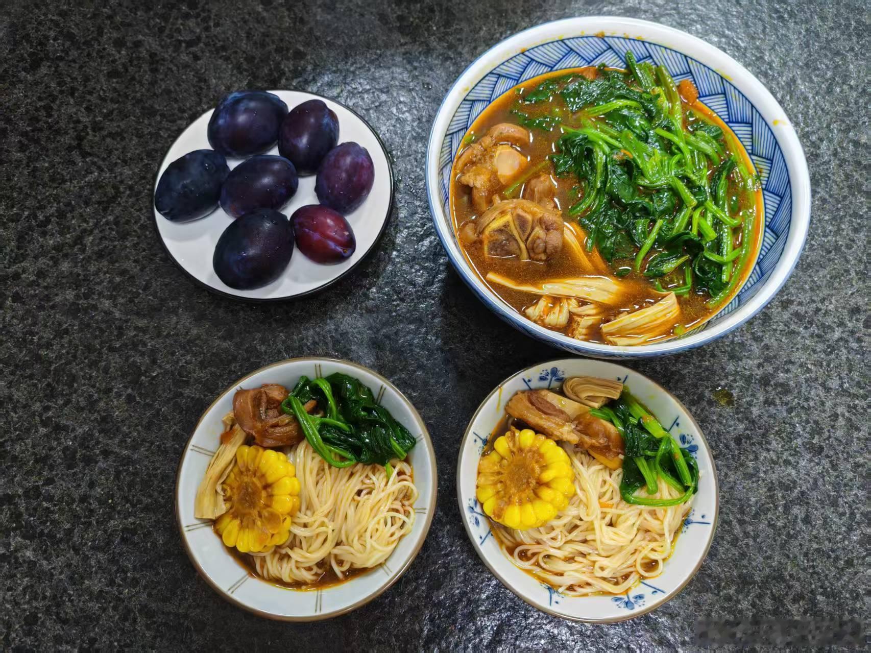 我在厨房做饭。江哥下班回来，过来对我说：“有一件事我要告诉你，可能会影响到我们整