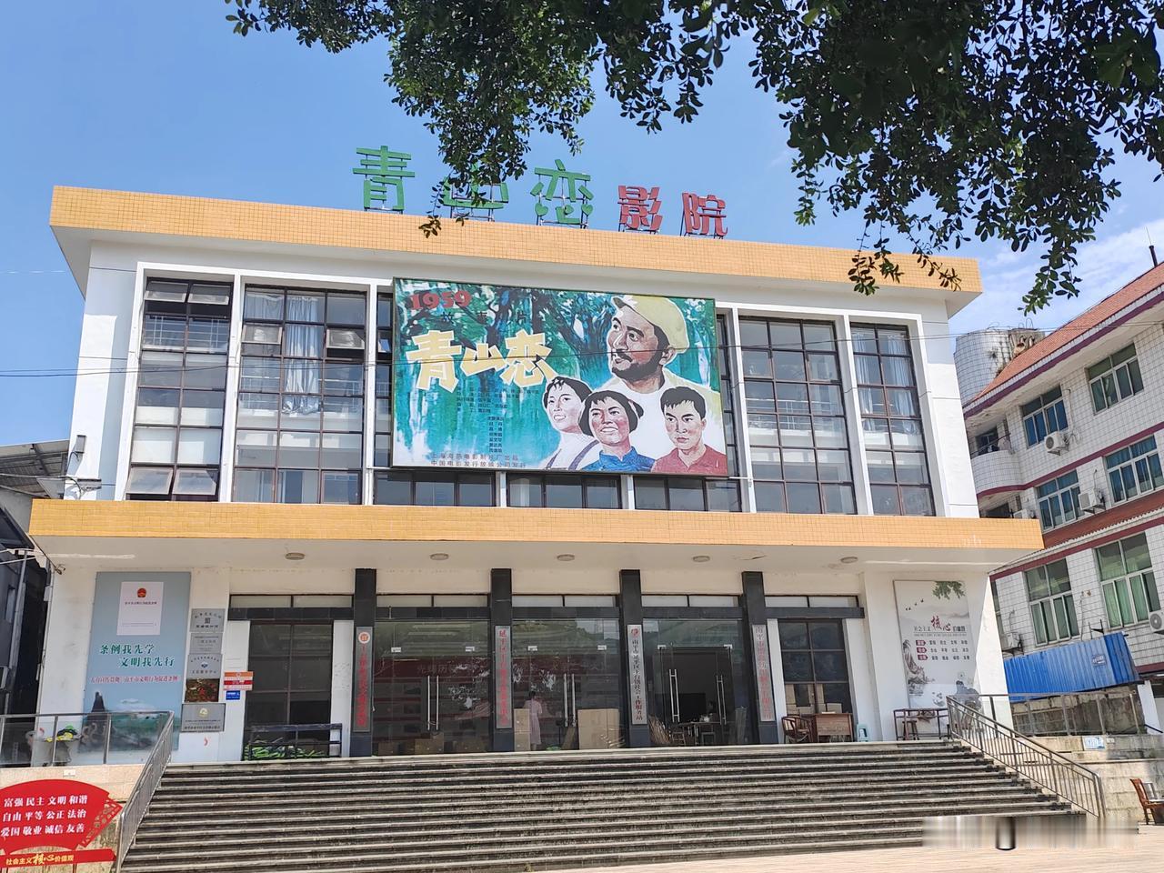 女儿工资上交父母3年，攒钱买房时发现钱被哥哥花了：“你的钱就该帮衬家里”
 
小