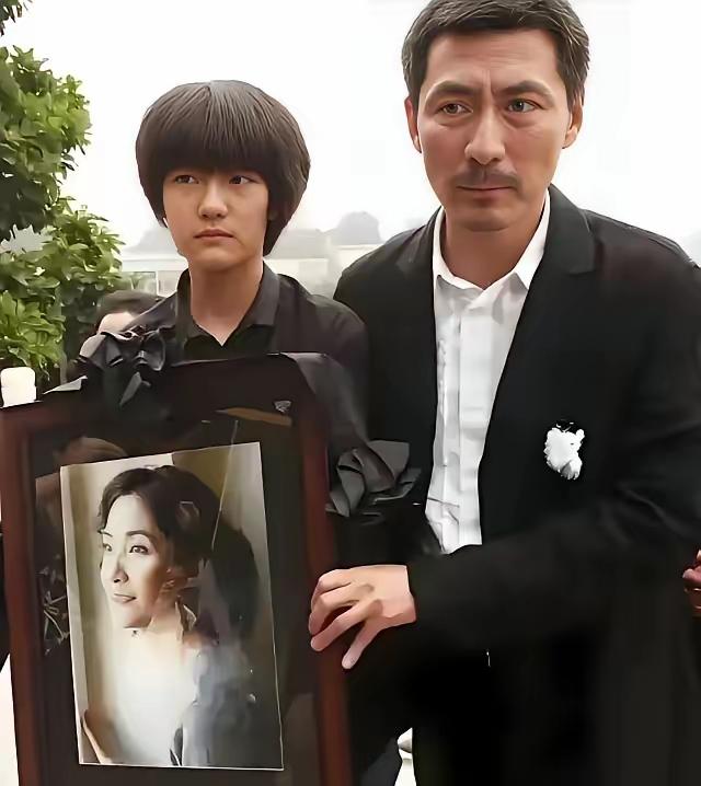 2005年，张子健拍完戏回家，妻子李婷突然对他说：“我们离婚吧”。张子健懵了：“