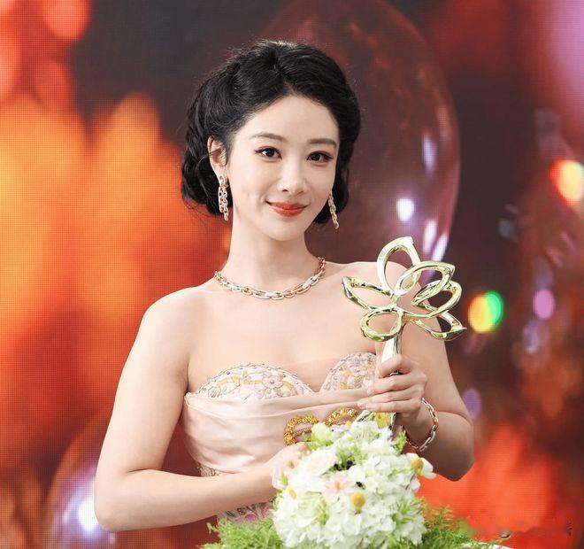 杨紫一手字，又把路人缘写明白了

为什么有人看一眼笔迹，就敢说一个人有长红体质。