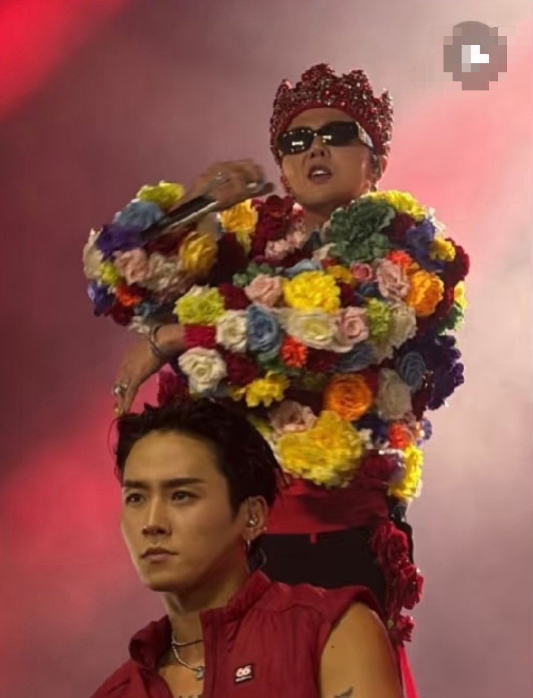 权志龙台北演唱会造型，乍一看还以为是唐僧，哈哈哈哈哈哈哈[允悲] ​​​