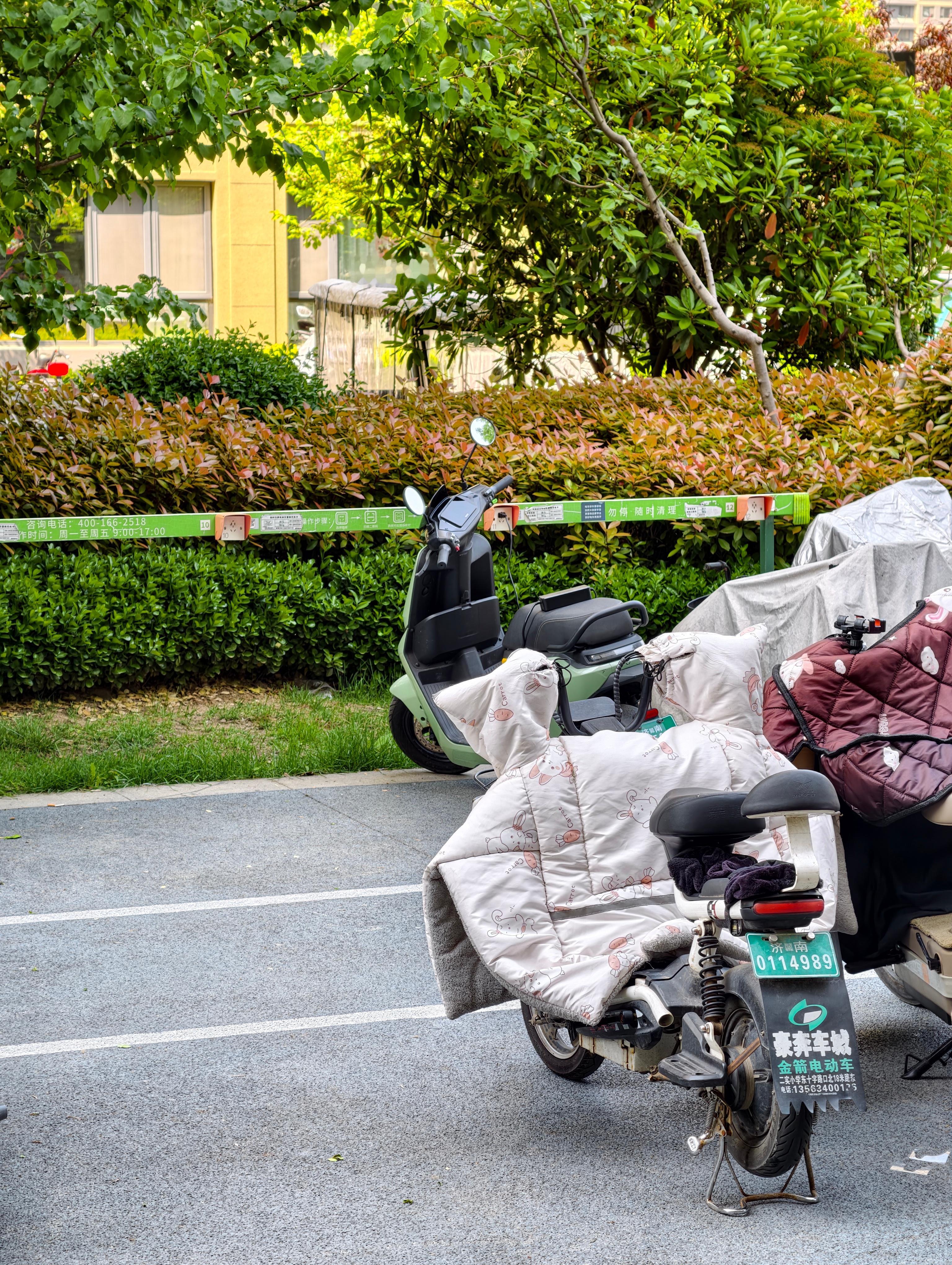 给九号充上电了车把锁了，只能歪着头把车一点点抬到充电的地方，好悬没给我累死...