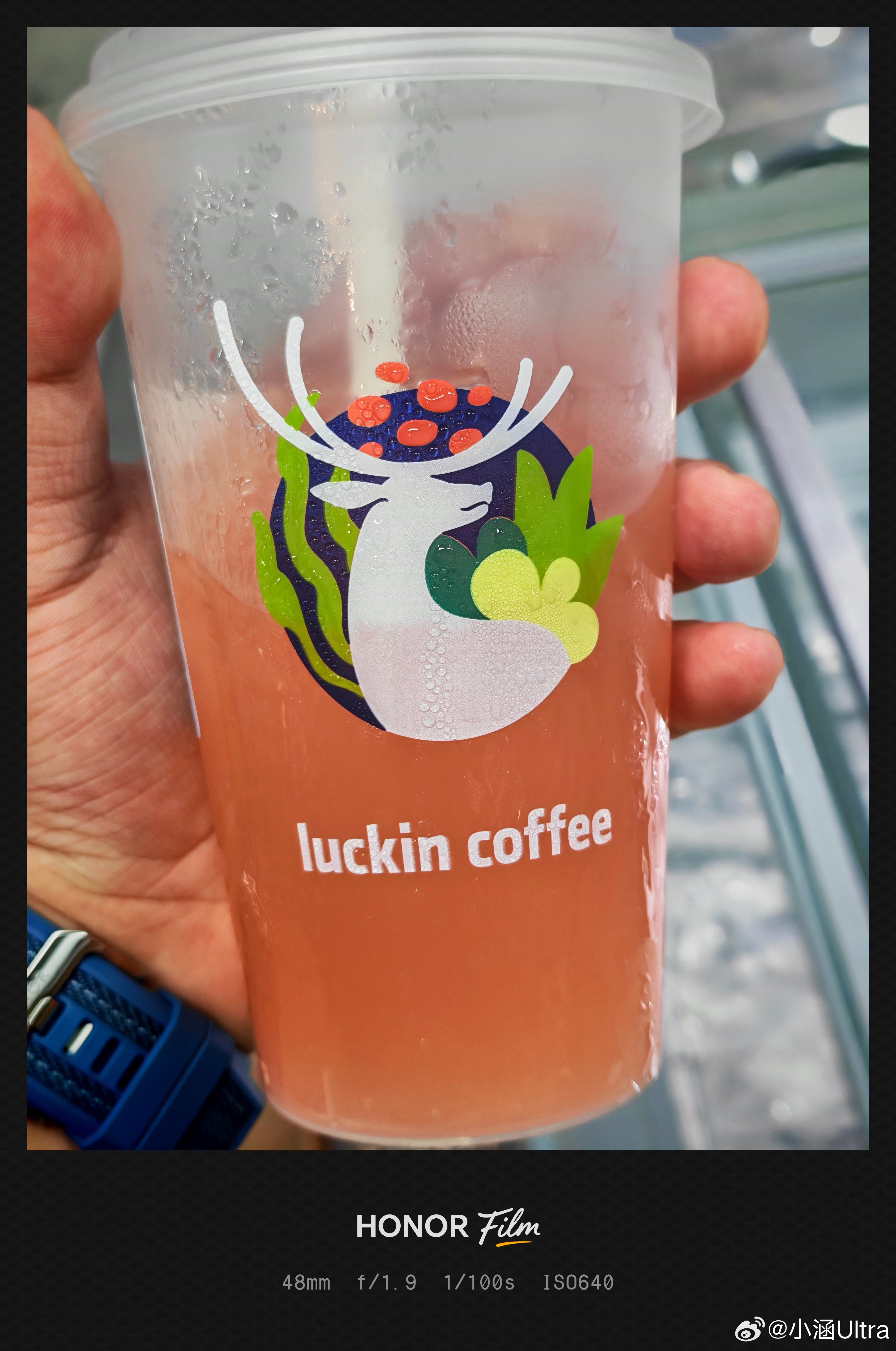 瑞幸的这个苹果C冰茶是真的夯飞了点的微甜 喝起来酸酸的 还挺有滋味的 