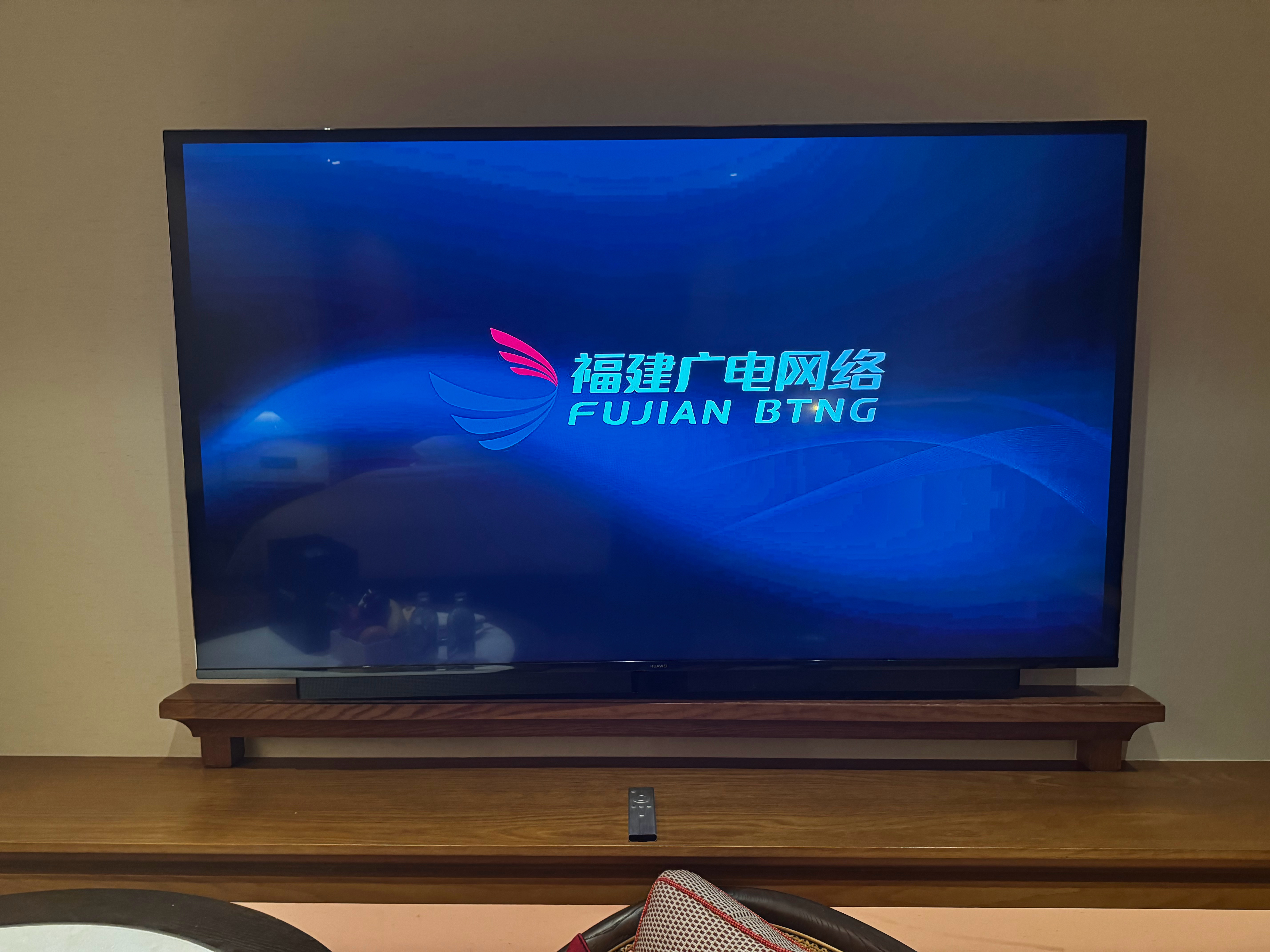 如果没记错，这是第二次在酒店遇到房间内放的华为电视上一次是在华为自己的酒店[赞]