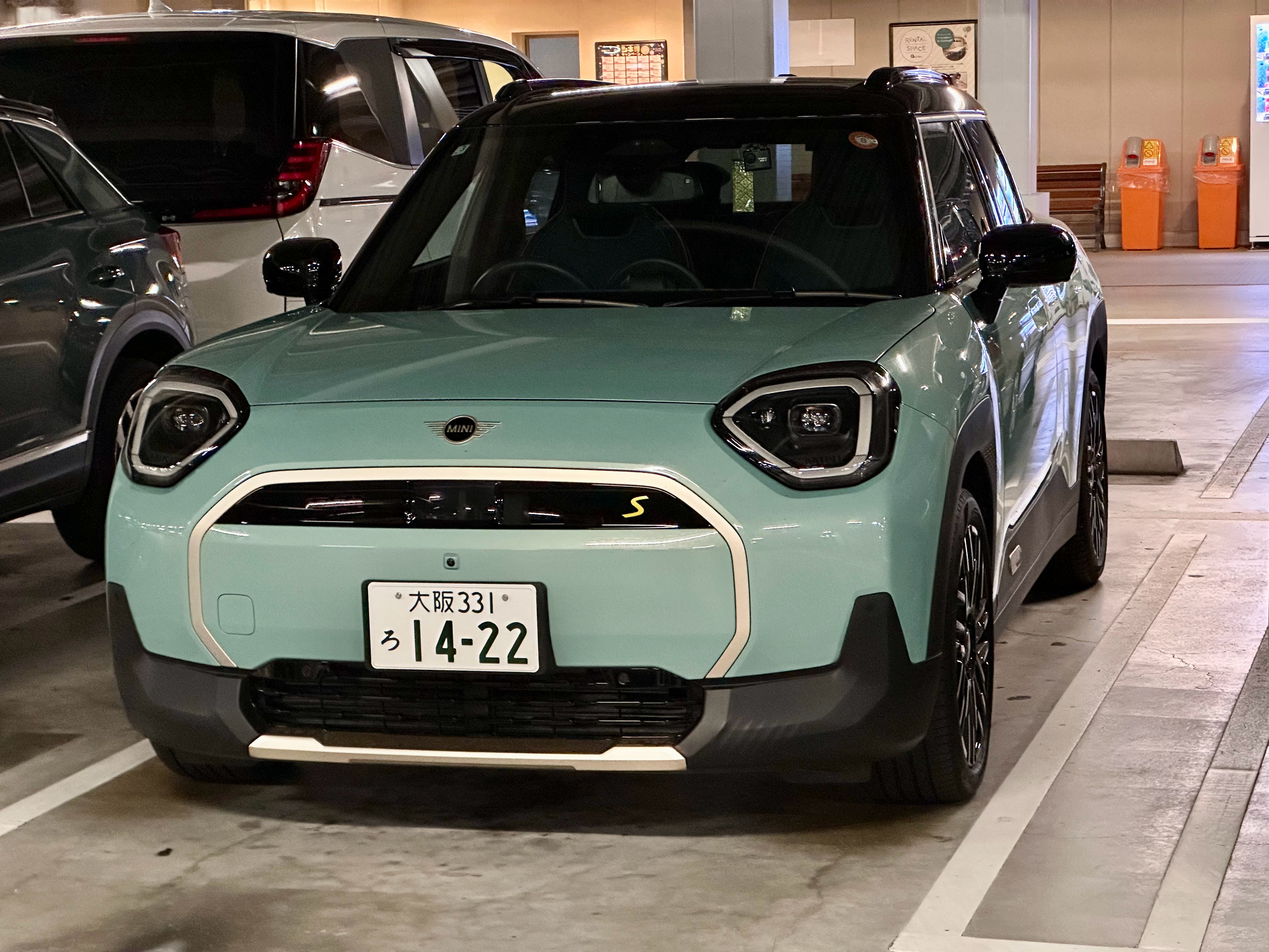 型车街拍[超话] 偶遇MINI家族新成员 - 电动Aceman（J05）。紧凑小