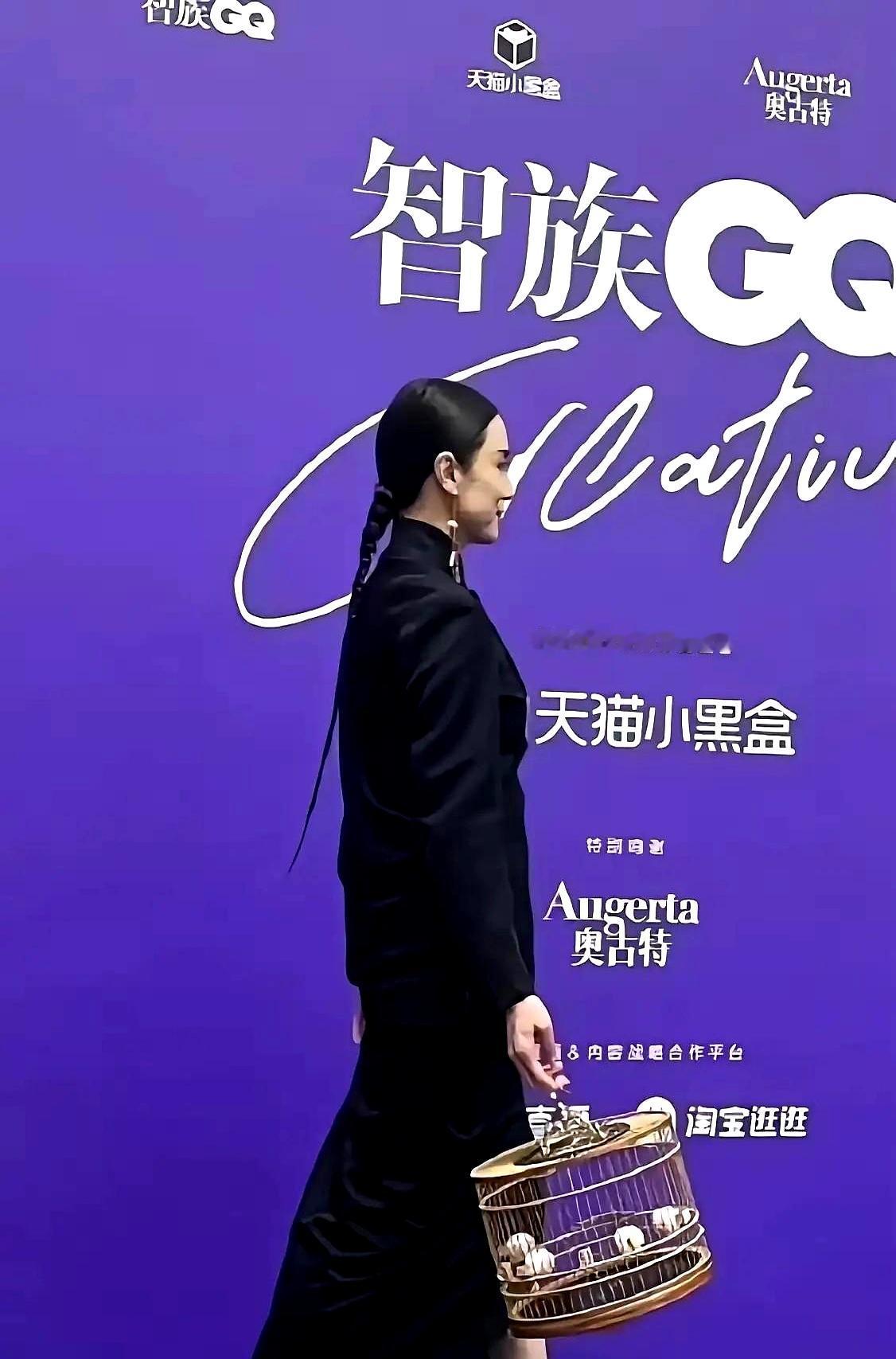 “宋佳提鸟笼闯金鸡奖？”热搜一出，评论区秒变辩论场。
 

可真相是：鸟笼造型来