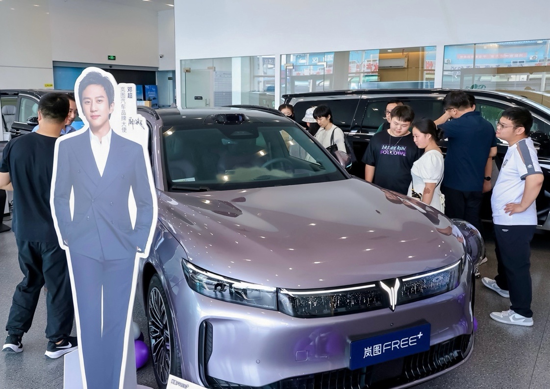 岚图门店客流量激增210%岚图FREE+预售火爆，门店订单激增，部分门店试驾已排
