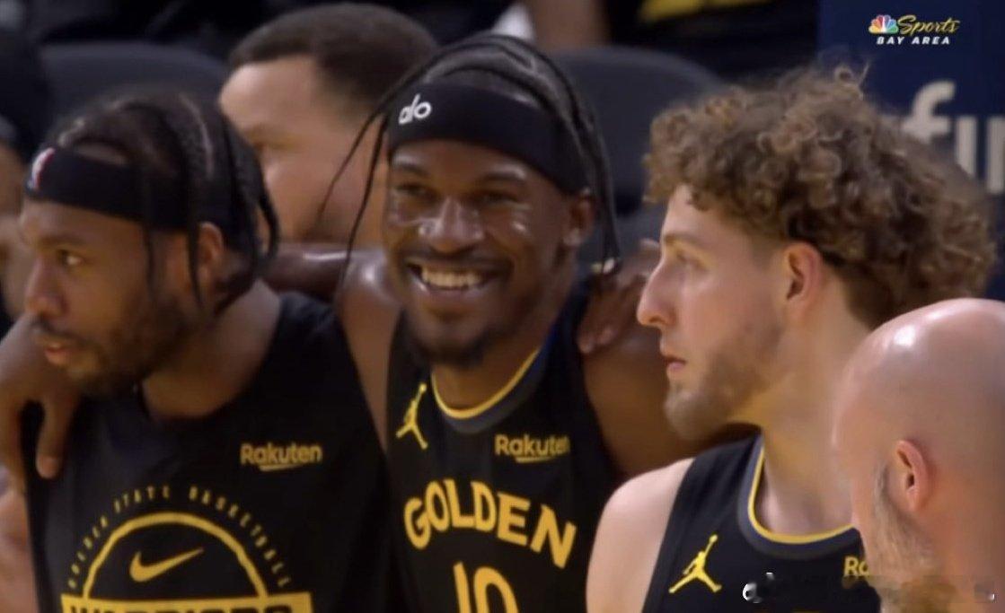 真正的硬汉！巴特勒笑着被队友搀扶出球场！巴特勒前十字韧带撕裂