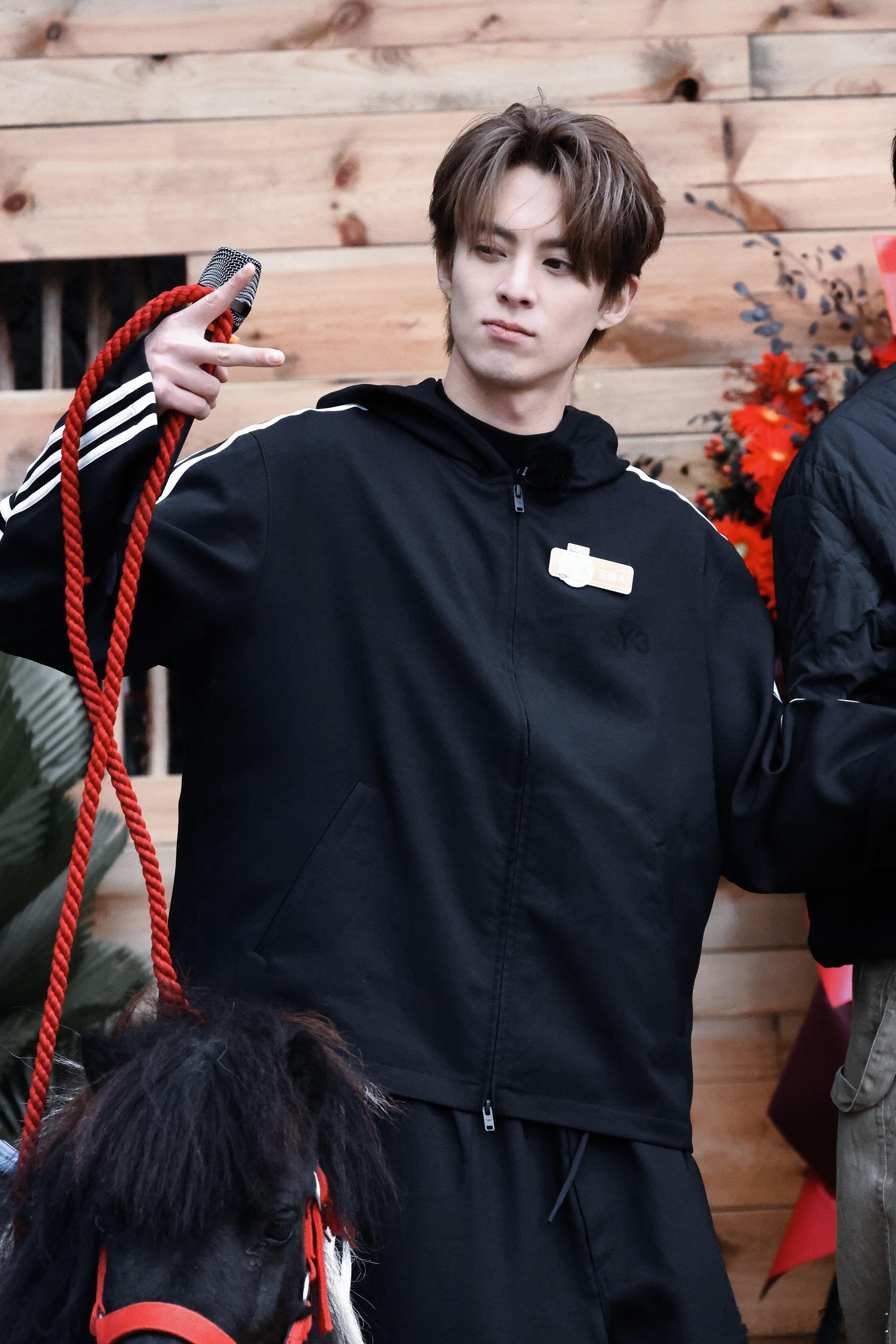 王鹤棣答应你的神图有了王鹤棣海边牵马 完全是现偶男主的具象化！！好想点播一首谁是