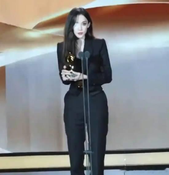 古力娜扎右眼贴纱布亮相时尚盛典 自曝工作超负荷免疫力下降引发眼部不适7月9日，2
