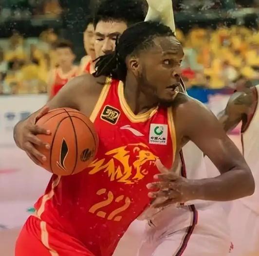 广厦终于听劝了。卡尔顿没出现在广厦主场对吉林的比赛名单中，这不是一般的轮换，而是