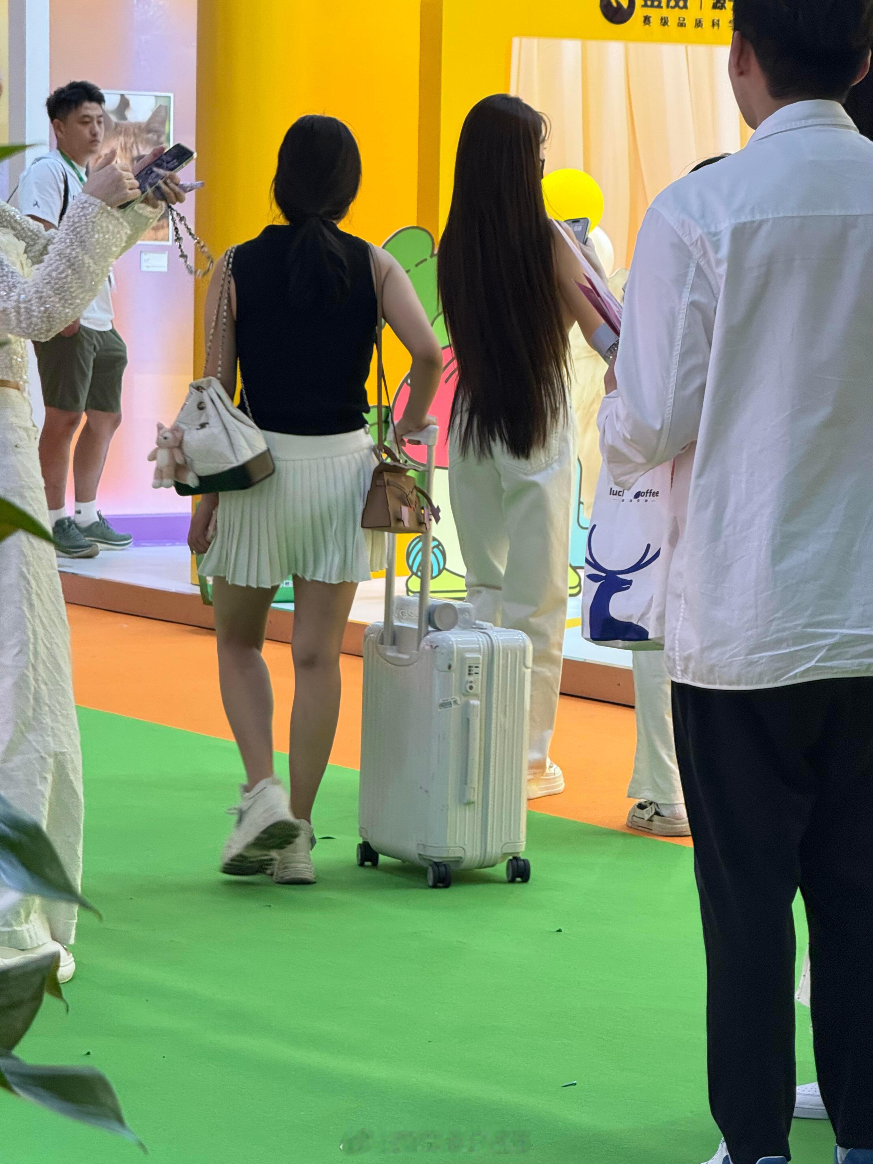 宠物展偶遇叶珂叶珂产后身材状态 宠物展偶遇叶珂 ​​​