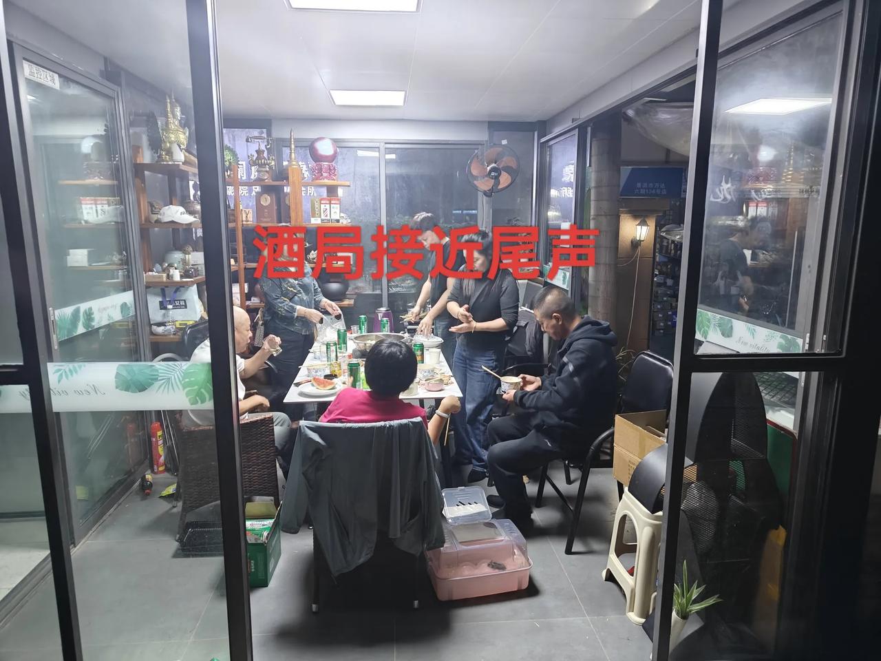 这两年基本上是睡三个多小时就醒了，我不是睡飘窗窗台上吗？阳台上有一个窗帘，挡得不