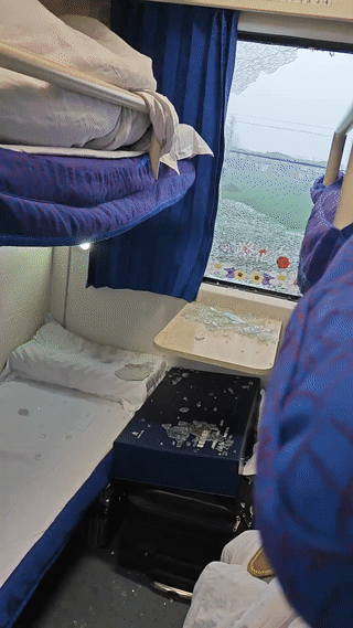 真是离了大谱！
火车卧铺车厢里的窗户玻璃在行驶途中突然碎裂！
这可把乘客们吓了一