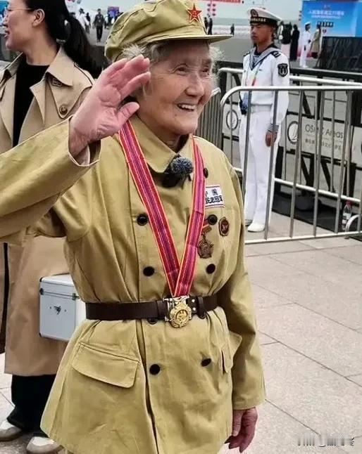 95岁抗美援朝老兵奶奶身着军装，胸前挂满勋章现身青岛舰艇开放日。
那身军装承载着