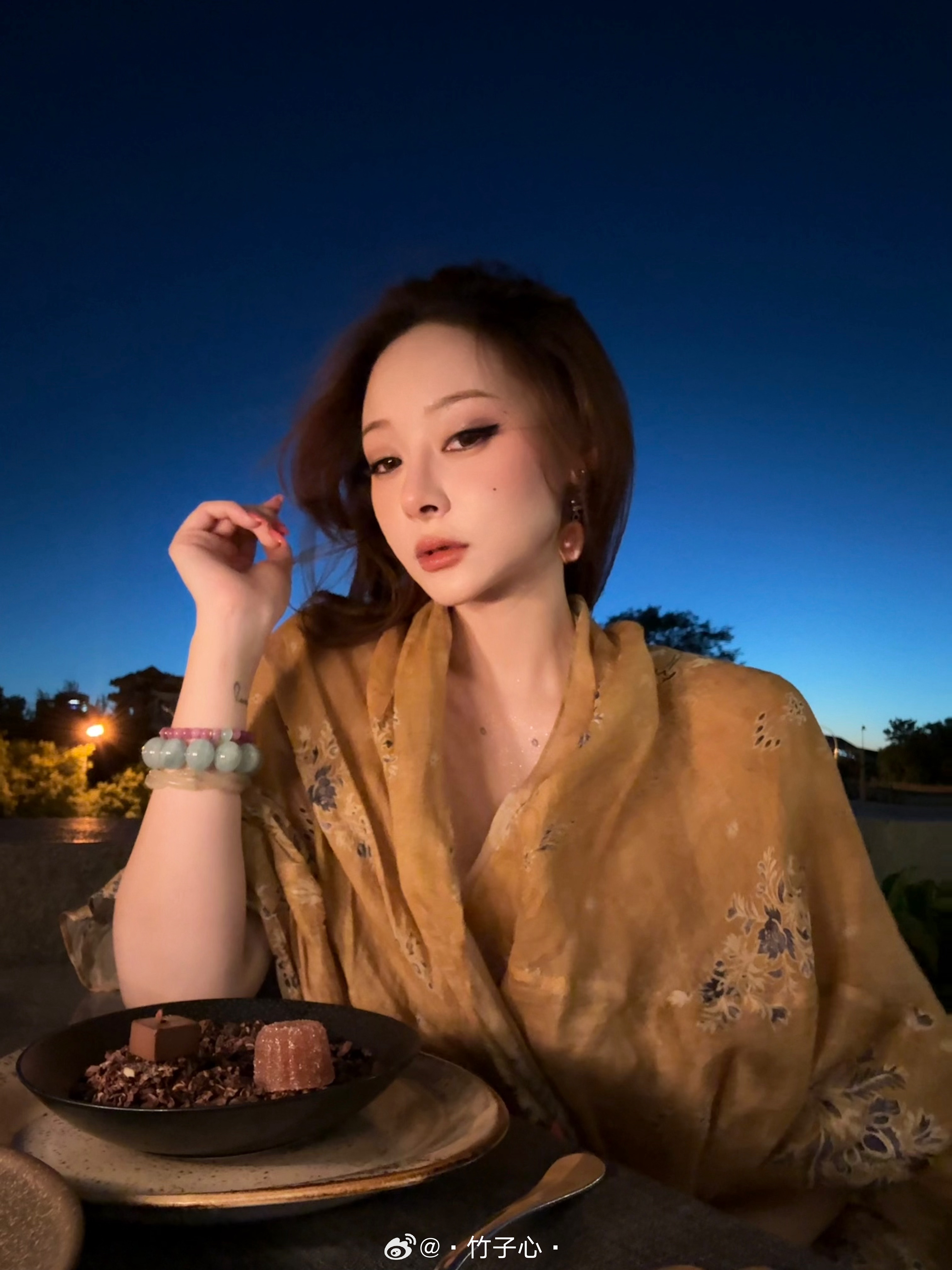 吞花卧酒 握月担风 ​​​