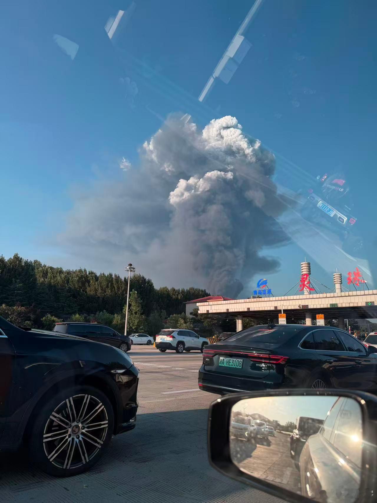 官方回应青岛大火青岛轮胎厂起火了，朋友正好开车路过拍的，太吓人了。最近青岛是很热