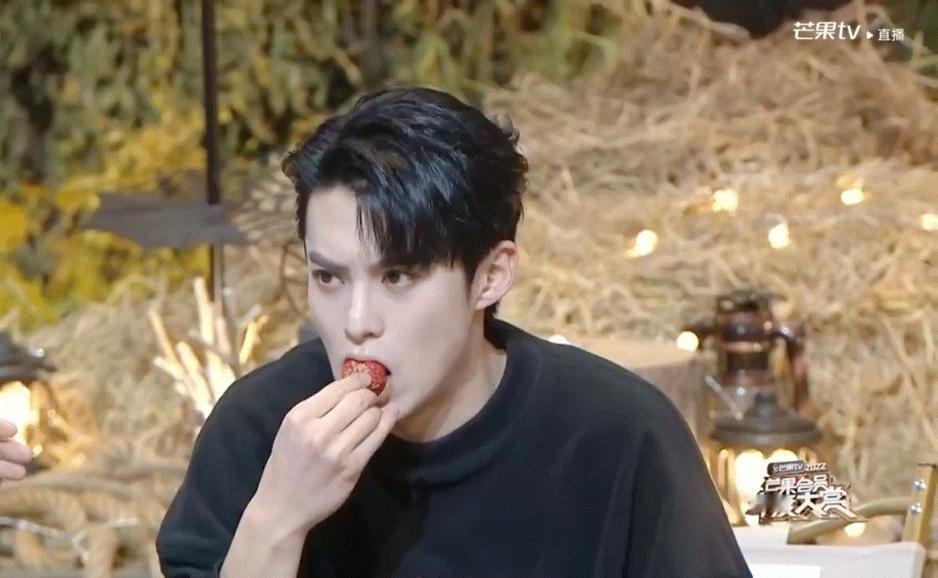 宝宝吃东西总是有种很虔诚的感觉 ​​​