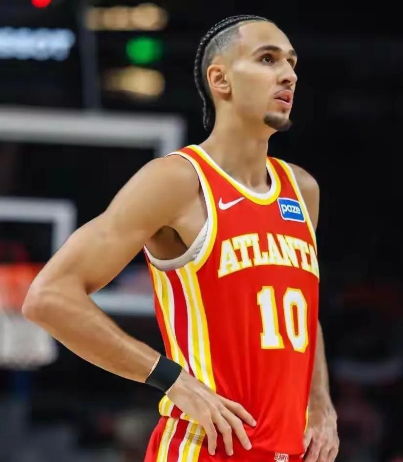 独行侠想动浓眉了。
消息炸了。
不是试探，是直接往老鹰桌上扔筹码。
最骚的是，他